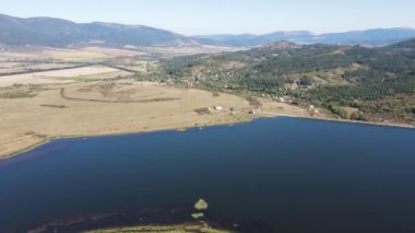 Bulgaristan 'ın Pernik Bölgesi, Yarlovtsi Barajı' nın hava manzarası