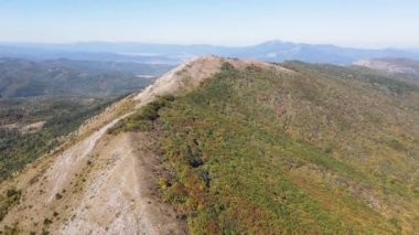 Strazha Dağı, Pernik Bölgesi, Bulgaristan 'ın İnanılmaz Sonbahar Manzarası