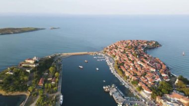 Bulgaristan 'ın Burgaz Bölgesi' ndeki Sozopol limanı ve eski kentin hava gün batımı manzarası