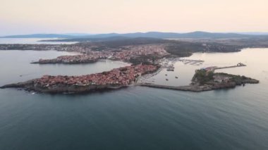 Bulgaristan 'ın Burgaz Bölgesi' ndeki Sozopol limanı ve eski kentin hava gün batımı manzarası