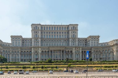 BUCHAREST, ROMANIA - 16 Ağustos 2021: Romanya 'nın Bükreş kentinin merkezindeki Parlamento Sarayı