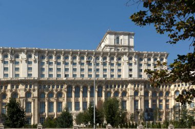 BUCHAREST, ROMANIA - 16 Ağustos 2021: Romanya 'nın Bükreş kentinin merkezindeki Parlamento Sarayı