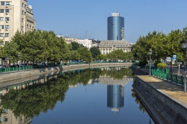 BUCHAREST, ROMANIA - 16 Ağustos 2021: Dambovita Nehri Romanya 'nın Bükreş kentinin merkezinden geçiyor