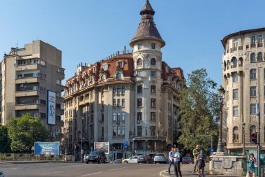 BUCHAREST, ROMANIA - 16 AĞUSTOS 2021: Tipik cadde ve Romanya 'nın Bükreş şehir merkezinde buding