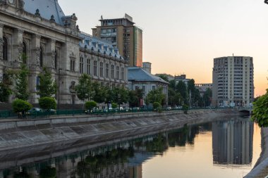 BUCHAREST, ROMANIA - 16 Ağustos 2021: Adalet Sarayı ve Dambovita Nehri Romanya 'nın Bükreş şehir merkezinden geçiyor
