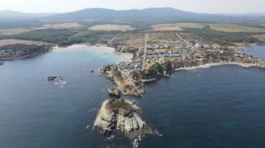 Bulgaristan 'ın Burgaz Bölgesi' nin Çarevo kasabası yakınlarındaki Arapya plajının hava manzarası 