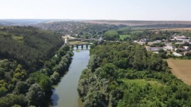 Bulgaristan 'ın Byala kentindeki Kolyu Ficheto Köprüsü olarak bilinen Yantra Nehri üzerindeki Dokuzuncu yüzyıl köprüsünün havadan görünüşü