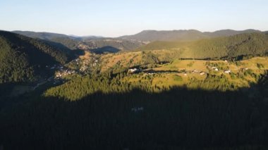 Bulgaristan 'ın Smolyan Bölgesi Gela köyünün hava gün batımı manzarası