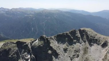 Kupens 'in Ürkütücü Göl yakınlarındaki hava manzarası, Rila Dağı, Bulgaristan