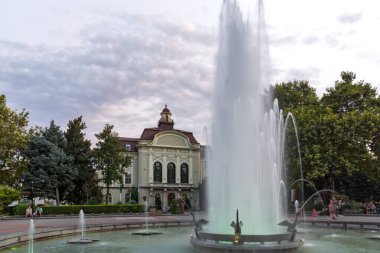 PLOVDIV, BULGARIA - 26 Ağustos 2021: Bulgaristan 'ın Plovdiv kentinin merkezindeki yaya caddesindeki Çeşmelerin Günbatımı Manzarası