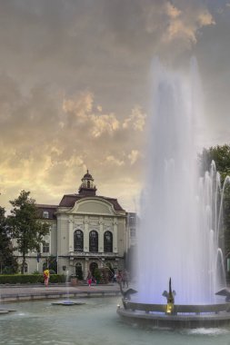 PLOVDIV, BULGARIA - 26 Ağustos 2021: Bulgaristan 'ın Plovdiv kentinin merkezindeki yaya caddesindeki Çeşmelerin Günbatımı Manzarası