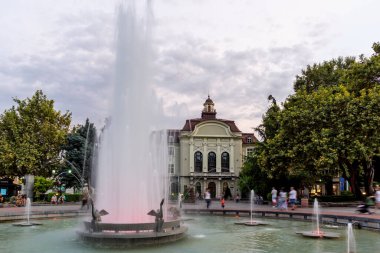 PLOVDIV, BULGARIA - 26 Ağustos 2021: Bulgaristan 'ın Plovdiv kentinin merkezindeki yaya caddesindeki Çeşmelerin Günbatımı Manzarası
