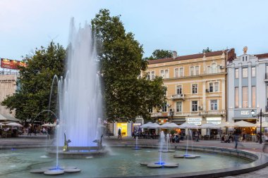 PLOVDIV, BULGARIA - 26 Ağustos 2021: Bulgaristan 'ın Plovdiv kentinin merkezindeki yaya caddesindeki Çeşmelerin Günbatımı Manzarası