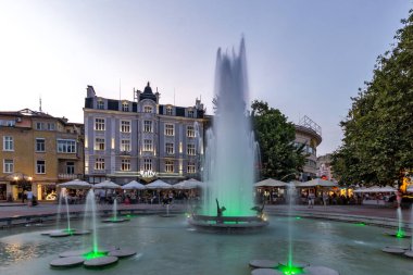 PLOVDIV, BULGARIA - 26 Ağustos 2021: Bulgaristan 'ın Plovdiv kentinin merkezindeki yaya caddesindeki Çeşmelerin Günbatımı Manzarası