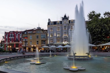 PLOVDIV, BULGARIA - 26 Ağustos 2021: Bulgaristan 'ın Plovdiv kentinin merkezindeki yaya caddesindeki Çeşmelerin Günbatımı Manzarası