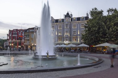PLOVDIV, BULGARIA - 26 Ağustos 2021: Bulgaristan 'ın Plovdiv kentinin merkezindeki yaya caddesindeki Çeşmelerin Günbatımı Manzarası