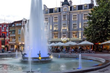 PLOVDIV, BULGARIA - 26 Ağustos 2021: Bulgaristan 'ın Plovdiv kentinin merkezindeki yaya caddesindeki Çeşmelerin Günbatımı Manzarası