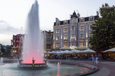 PLOVDIV, BULGARIA - 26 Ağustos 2021: Bulgaristan 'ın Plovdiv kentinin merkezindeki yaya caddesindeki Çeşmelerin Günbatımı Manzarası