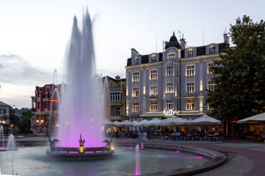 PLOVDIV, BULGARIA - 26 Ağustos 2021: Bulgaristan 'ın Plovdiv kentinin merkezindeki yaya caddesindeki Çeşmelerin Günbatımı Manzarası