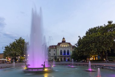 PLOVDIV, BULGARIA - 26 Ağustos 2021: Bulgaristan 'ın Plovdiv kentinin merkezindeki yaya caddesindeki Çeşmelerin Günbatımı Manzarası