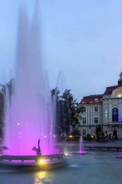 PLOVDIV, BULGARIA - 26 Ağustos 2021: Bulgaristan 'ın Plovdiv kentinin merkezindeki yaya caddesindeki Çeşmelerin Günbatımı Manzarası