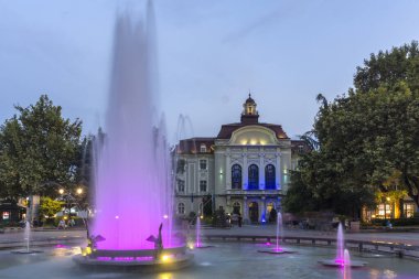 PLOVDIV, BULGARIA - 26 Ağustos 2021: Bulgaristan 'ın Plovdiv kentinin merkezindeki yaya caddesindeki Çeşmelerin Günbatımı Manzarası