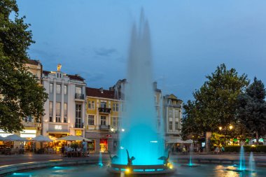 PLOVDIV, BULGARIA - 26 Ağustos 2021: Bulgaristan 'ın Plovdiv kentinin merkezindeki yaya caddesindeki Çeşmelerin Günbatımı Manzarası