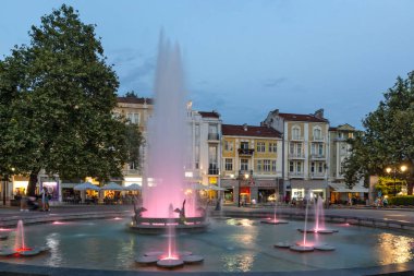PLOVDIV, BULGARIA - 26 Ağustos 2021: Bulgaristan 'ın Plovdiv kentinin merkezindeki yaya caddesindeki Çeşmelerin Günbatımı Manzarası