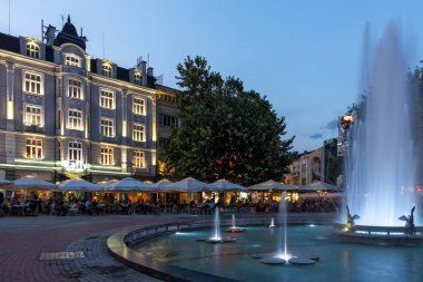 PLOVDIV, BULGARIA - 26 Ağustos 2021: Bulgaristan 'ın Plovdiv kentinin merkezindeki yaya caddesindeki Çeşmelerin Günbatımı Manzarası