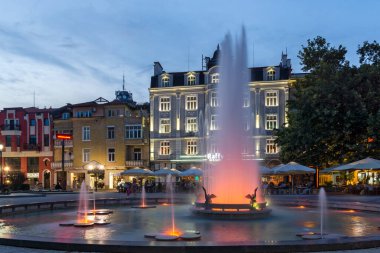 PLOVDIV, BULGARIA - 26 Ağustos 2021: Bulgaristan 'ın Plovdiv kentinin merkezindeki yaya caddesindeki Çeşmelerin Günbatımı Manzarası