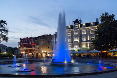 PLOVDIV, BULGARIA - 26 Ağustos 2021: Bulgaristan 'ın Plovdiv kentinin merkezindeki yaya caddesindeki Çeşmelerin Günbatımı Manzarası