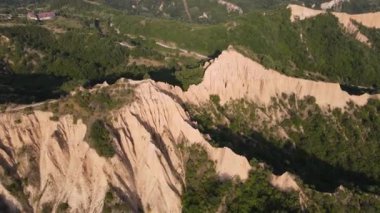 Rozhen kum piramitlerinin hava günbatımı manzarası, Blagoevgrad bölgesi, Bulgaristan