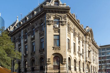 BUCHAREST, ROMANIA - 16 AĞUSTOS 2021: Tipik cadde ve Romanya 'nın Bükreş şehir merkezinde buding