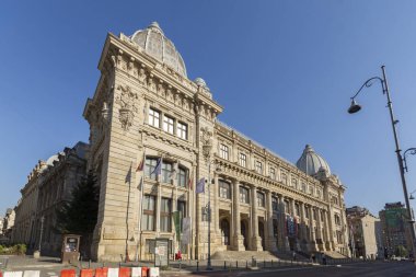 BÜKREŞ, ROMANIA - 16 Ağustos 2021: Romanya Ulusal Tarih Müzesi Romanya 'nın Bükreş kentinin merkezinde