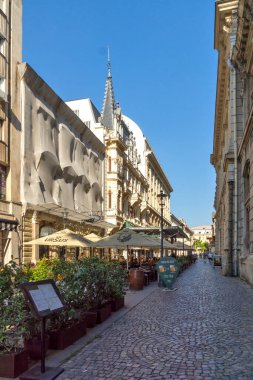 BUCHAREST, ROMANIA - 16 AĞUSTOS 2021: Romanya 'nın Bükreş kentinin şehir merkezinde (eski kasaba) tipik cadde ve durgunluk