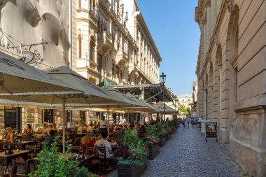 BUCHAREST, ROMANIA - 16 AĞUSTOS 2021: Romanya 'nın Bükreş kentinin şehir merkezinde (eski kasaba) tipik cadde ve durgunluk