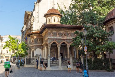 BUCHAREST, ROMANIA - 16 AĞUSTOS 2021: Romanya 'nın Bükreş kentinin şehir merkezinde (eski kasaba) tipik cadde ve durgunluk