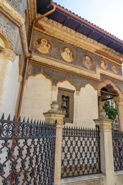 BUCHAREST, ROMANIA - 16 Ağustos 2021: Romanya 'nın Bükreş kentindeki Stavropoleos Manastırı