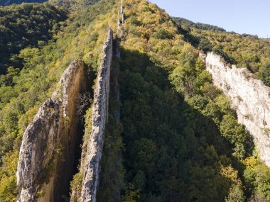 Bulgaristan 'ın Balkan Dağları' ndaki Iskar Nehri Boğazı 'ndaki kaya oluşumlarının hava görüntüsü