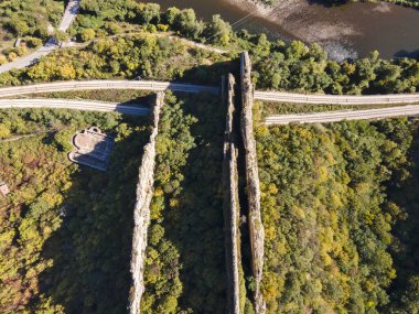 Bulgaristan 'ın Balkan Dağları' ndaki Iskar Nehri Boğazı 'ndaki kaya oluşumlarının hava görüntüsü