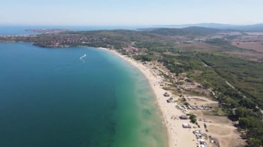 Bulgaristan 'ın Burgaz Bölgesi' nin Sozopol kasabası yakınlarındaki Gradina (Bahçe) plajının havadan manzarası 