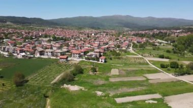 Bulgaristan 'ın Pazardzhik bölgesinin tarihi Strelcha kentinin hava manzarası