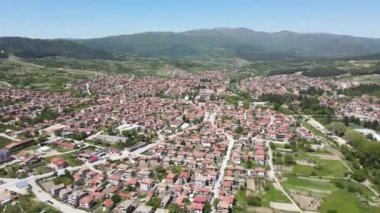Bulgaristan 'ın Pazardzhik bölgesinin tarihi Strelcha kentinin hava manzarası