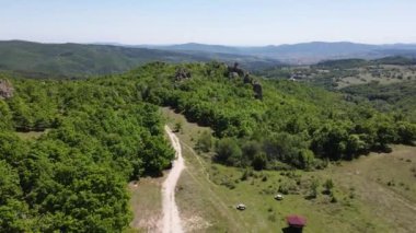 Bulgaristan 'ın Pazardzhik Bölgesi' nin Strelcha kasabası yakınlarındaki antik Trakya Sığınak Skumsale hava manzarası