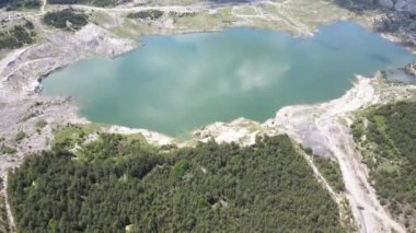 Bulgaristan 'ın Sofya bölgesindeki Lozenska Dağı' ndaki Mine Chukurovo 'nun hava manzarası