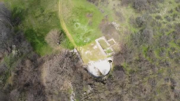 ブルガリア ハスコヴォ地方カシュナコヴォ村近くのアフロディーテのニンフの古代トラキアの聖域の空中ビュー — ストック動画
