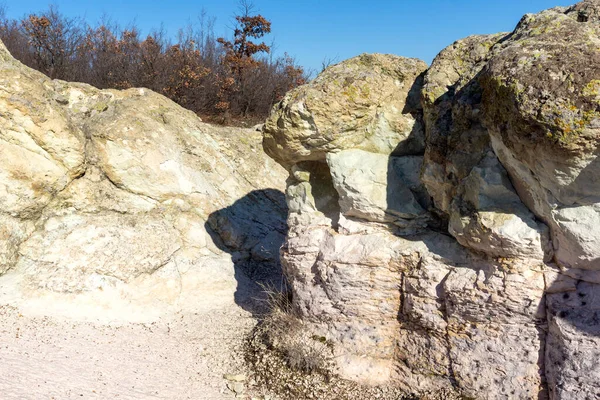Bulgaristan 'ın Kardzhali bölgesindeki Beli plast köyü yakınlarındaki Kaya oluşumlu Mantar Mantarları