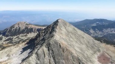 Polezhan Tepesi 'nin hava manzarası, Pirin Dağı, Bulgaristan