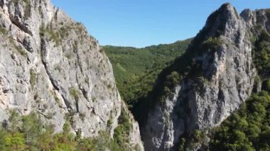 Bulgaristan 'ın Tran kenti yakınlarındaki Erma Nehri Boğazı' nın hava manzarası