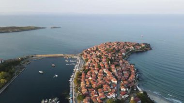 Bulgaristan 'ın Burgaz Bölgesi' ndeki Sozopol limanı ve eski kentin hava gün batımı manzarası